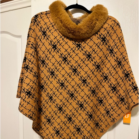 Sweaters - BNWT Fur collar poncho